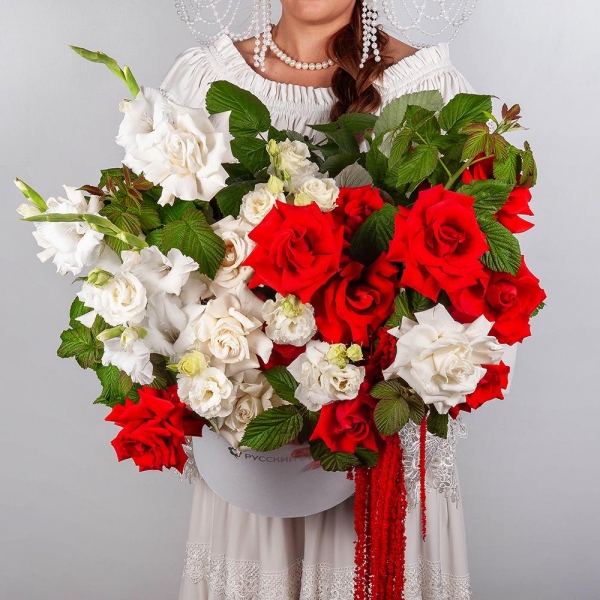 White rose 50 cm Ecuador - 17, Red rose Nina 50 cm - 20, White Gladiolus - 4, lisianthus - 3, Round flower box medium, Oasis, Amaranth stabilized,  Raspberry branch