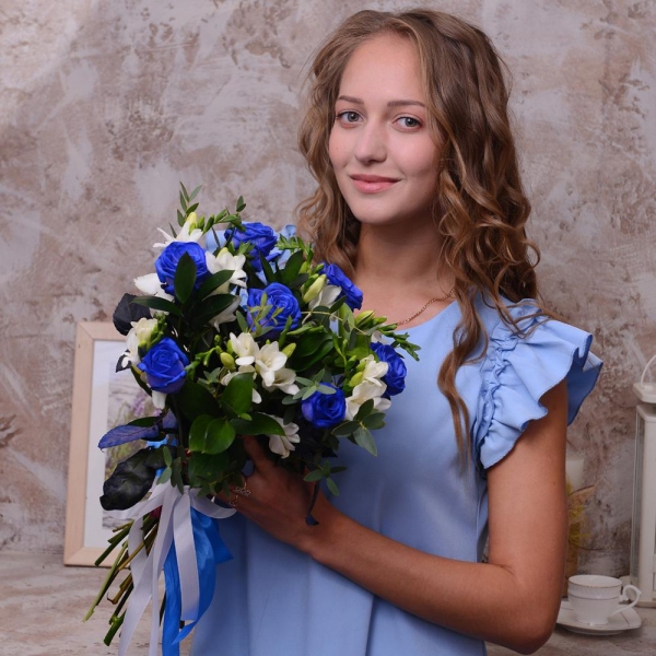 Роза синяя 50 см - 13, Фрезия - 13, Рускус, Эвкалипт парвифолия, Лента, Лента