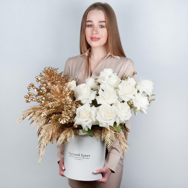 White rose 50 cm Ecuador - 17, Round flower box medium, Oasis, Waxflower (1 pc.), Hypericum, Thuja, Brassica