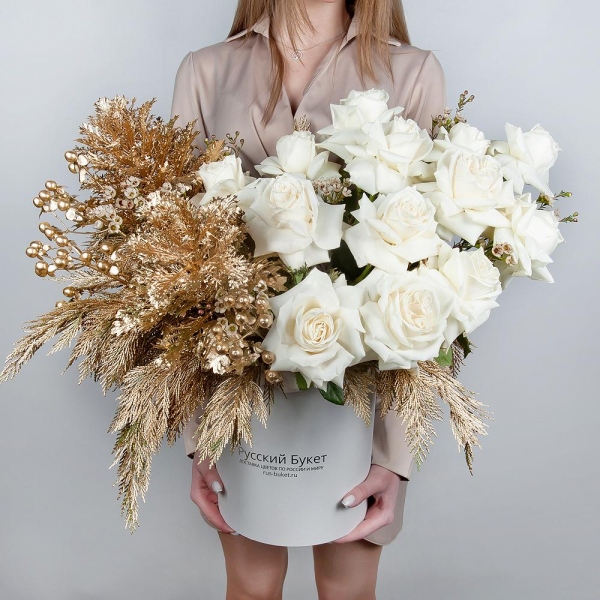 White rose 50 cm Ecuador - 17, Round flower box medium, Oasis, Waxflower (1 pc.), Hypericum, Thuja, Brassica
