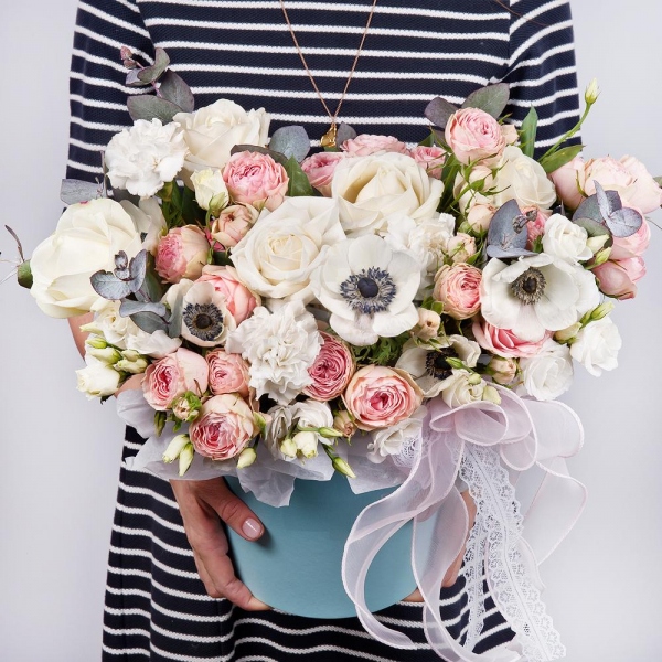 White anemone - 7, Peony sprayrose - 6, White rose 50 cm - 9, Carnation white, cream - 5, lisianthus - 3, Round flower box small , Oasis, Eucalyptus Cinerea, Wrapping Paper