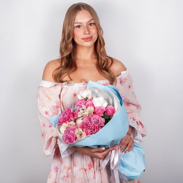 Pink rose Country Blues 50 cm - 3, Bright pink spray rose mix, 50 cm - 3, Baltica White Spray Chrysanthemum - 1, Carnation white, cream - 7, Alstromeria white, soft pink - 2, Wrapping Paper