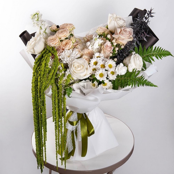 Cream Rose 50 cm Ecuador (Creme Caramel) - 7, White rose 50 cm Ecuador - 6, Spray rose: white, cream, light pink 50 cm - 5, White Matthiola - 3, lisianthus - 2, Baltica White Spray Chrysanthemum - 1, Santini White Spray Chrysanthemum - 1, Hypericum, Amaranth stabilized, Fern (1 pc.), Wrapping Paper, Dried flowers in assortment
