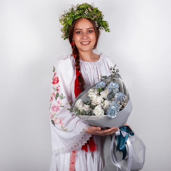 Carnation white, cream - 11, Baltica White Spray Chrysanthemum - 1, White Matthiola - 3, Limonium (1 pc.), Eucalyptus, Wrapping Paper
