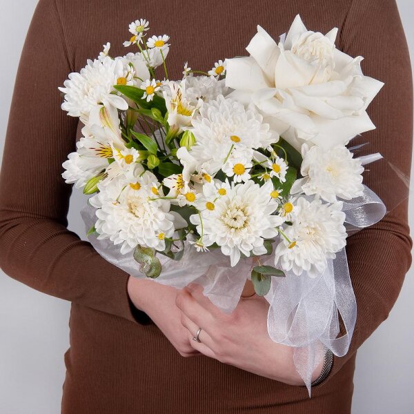 Baltica White Spray Chrysanthemum - 1, White rose 50 cm Ecuador - 1, Chamomile - 1, Alstromeria white, soft pink - 2, Cardboard pot (cup), Oasis, Eucalyptus, Wrapping Paper