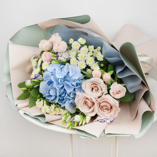 Blue/purple hydrangea - 2, Rose Powder 50 cm Ecuador (Quicksand, Menta) - 4, Spray rose: white, cream, light pink 50 cm - 3, Purple Lisianthus (Eustoma) - 4, Athos poms Stallion - 4, Eucalyptus populus (1 pc.), Wrapping Paper