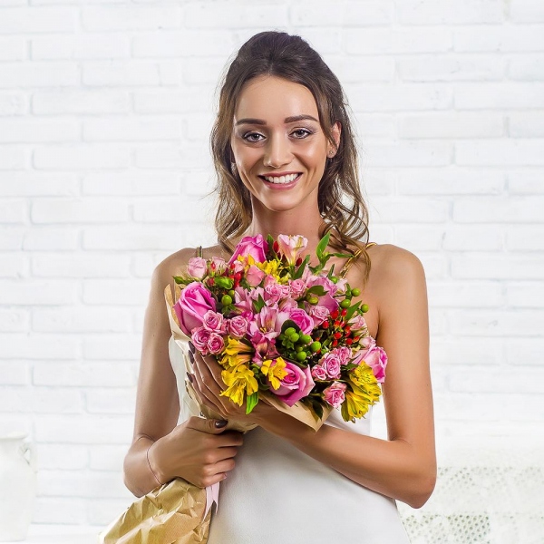 Pink rose 50 cm - 11, Bright pink spray rose mix, 50 cm - 10, Alstromeria white, soft pink - 4, Alstromeria Yellow, Orange - 4, Hypericum, Wrapping Paper