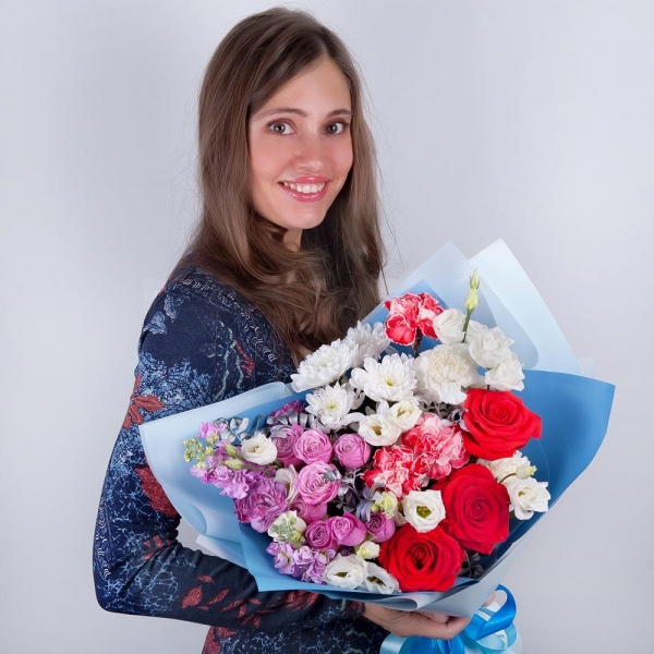 Хризантема кустовая Балтика белая - 2, Роза кустовая пионовидная Бомбастик 50 см - 2, Роза красная 50 см - 7, Гвоздика красная - 3, Маттиола сиреневая - 2, Лизиантус - 3, Гвоздика кустовая - 3, Гвоздика белая, кремовая - 3, Фисташка, Современная упаковка, Лента
