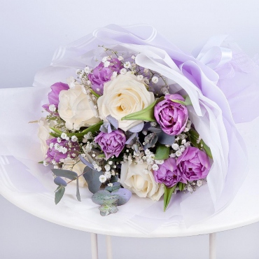 Роза белая 50 см - 5, Тюльпан - 7, Гипсофила - 1, Эвкалипт цинерия, Современная упаковка, Лента, Кружево