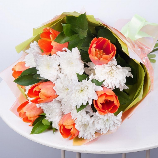 Хризантема кустовая Балтика белая - 4, Тюльпан оранжевый - 13, Рускус, Современная упаковка, Лента