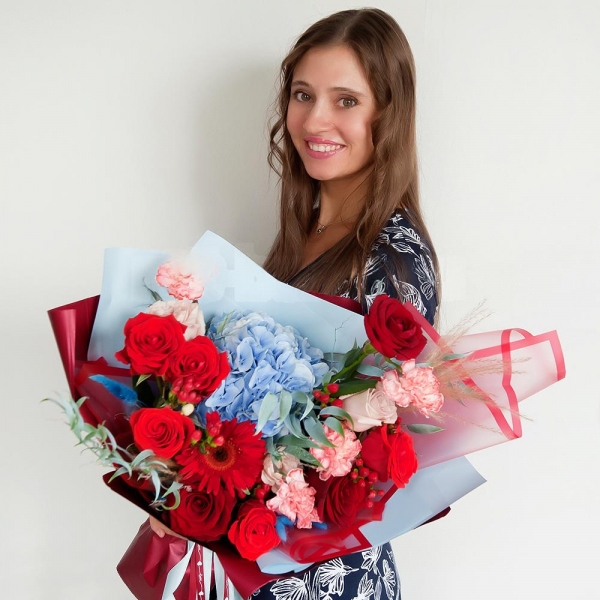 Blue/purple hydrangea - 1, Pink carnation - 7, Red rose 50 cm - 9, Rose Cream 50 cm - 4, Gerbera red - 1, Hypericum, Ruscus italian, Dried flowers in assortment, Wrapping Paper