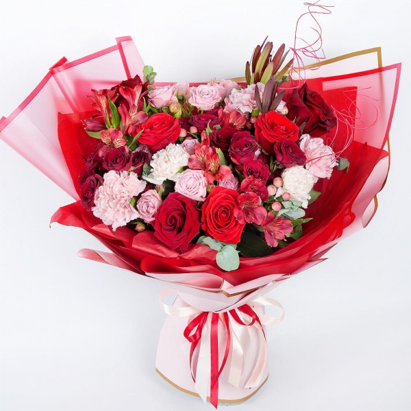 Carnation white, cream - 5, Bright pink spray rose mix, 50 cm - 5, Red rose 50 cm - 11, Alstromeria Red, Bright Pink - 7, Spray rose: red 50 cm - 4, Pink carnation - 6, Leukodendron, Hypericum, Eucalyptus Cinerea, Dried flowers in assortment, Wrapping Paper, Ribbon
