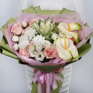 Лизиантус - 2, Гвоздики - 3, Роза розовая 50 см - 5, Хризантема кустовая Балтика белая - 2, Антуриум, Современная упаковка, Брассика
