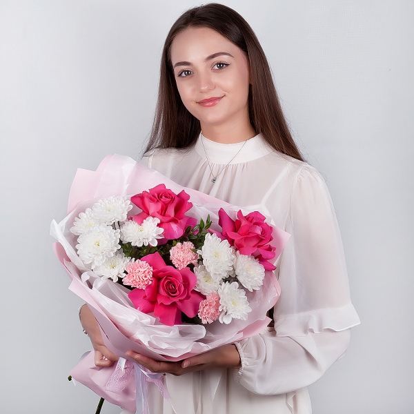 Pink rose 70 cm Ecuador  - 4, Baltica White Spray Chrysanthemum - 4, Pink carnation - 5, Pistachio, Wrapping Paper