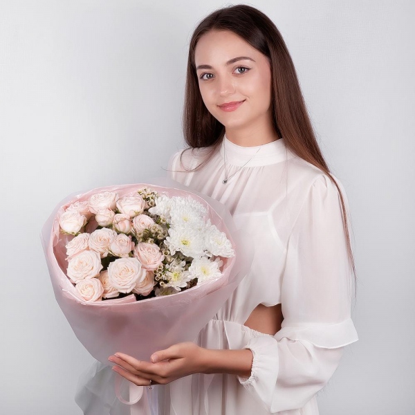 Peony sprayrose - 4, Baltica White Spray Chrysanthemum - 4, Waxflower (1 pc.), Wrapping Paper