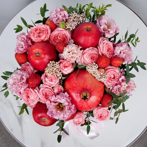 Peony sprayrose - 3, Pink Lisianthus (Eustoma) - 2, Round flower box medium, Oasis, Ozotamnus, Eucalyptus, Apple, 1 pc., Pomegranate, Fresas 250 g, Wooden skewer, Wrapping Paper