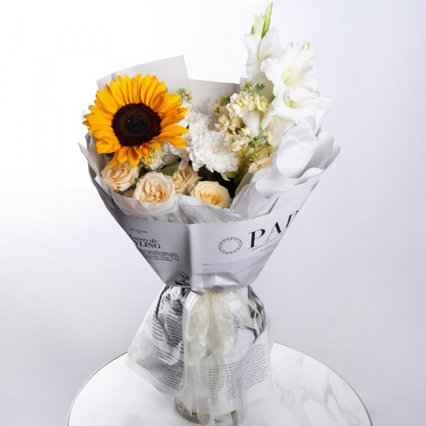 Подсолнух - 1, Гладиолус белый - 2, Хризантема кустовая Балтика белая - 3, Маттиола белая - 2, Роза кустовая белая, кремовая, нежно-розовая 50 см - 5, Современная упаковка