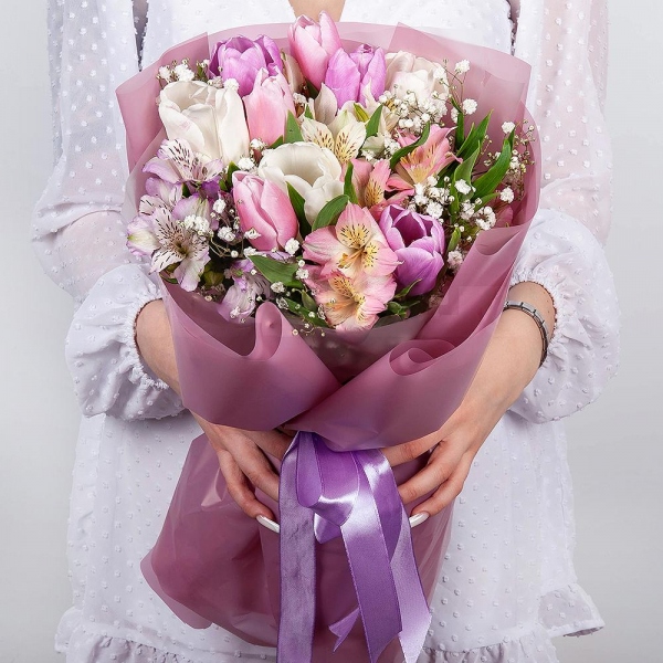 Альстромерия белая, нежно-розовая - 3, Тюльпан розовый - 6, Гипсофила - 1, Тюльпан белый - 6, Тюльпан сиреневый - 5, Современная упаковка