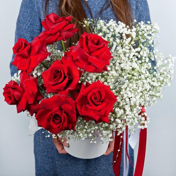 Rose Red 50 cm Ecuador - 7, Gypsophila - 8, Round flower box small , Ribbon