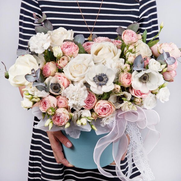 White anemone - 5, Peony sprayrose - 6, White rose 50 cm - 7, Carnation white, cream - 5, lisianthus - 2, Round flower box small , Oasis, Eucalyptus Cinerea, Wrapping Paper