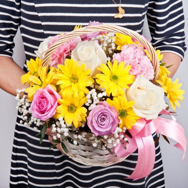 White rose 50 cm - 4, Pink rose 50 cm - 5, Pink carnation - 3, Bacardi Yellow Spray Chrysanthemum - 2, Gypsophila - 1, Small Basket, Oasis, Pistachio