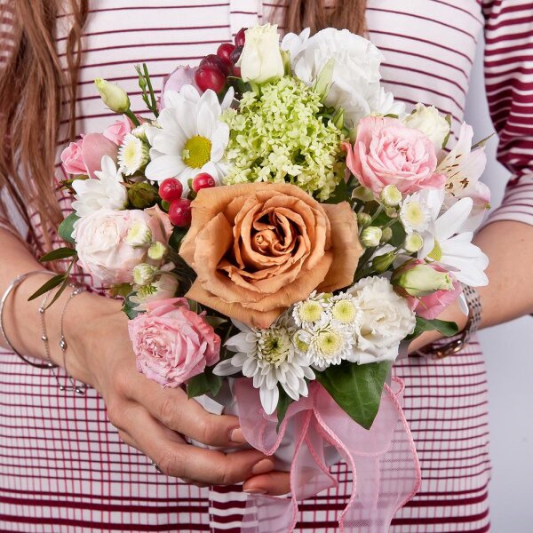 Роза Тоффи - 1, Peony sprayrose - 1, Bacardi White Spray Chrysanthemum - 1, Athos poms Stallion - 1, Alstromeria white, soft pink - 1, lisianthus - 1, Oasis, Wrapping Paper, Pistachio, Hypericum, Viburnum